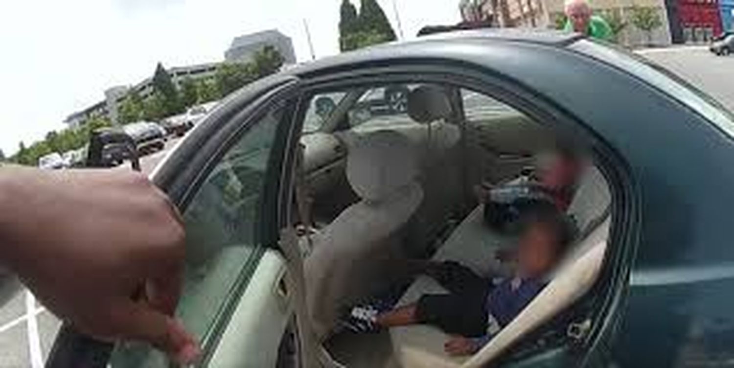 Las autoridades del condado de Cobb atendieron un llamado de emergencia en el que reportaron a dos niños atrapados en un auto a 47°C.