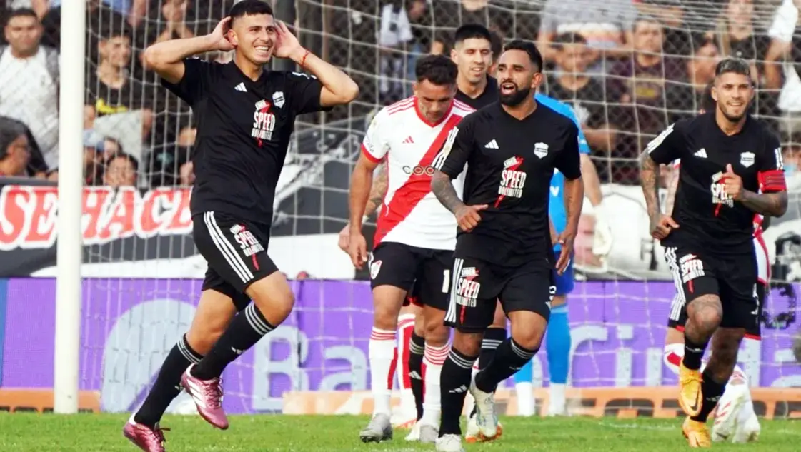 Deportivo Riestra sorprendió a River y lo venció con autoridad en el Bajo Flores