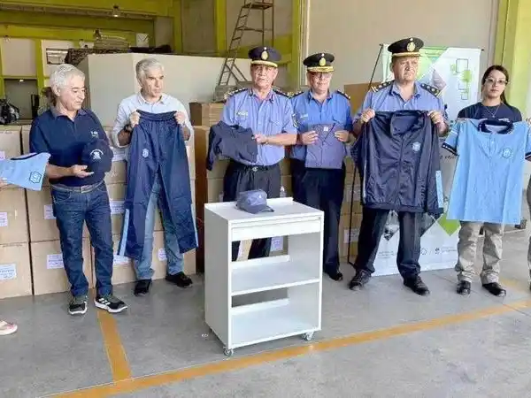 Fontex realizó la última entrega del año 
de uniformes para la Policía de Formosa