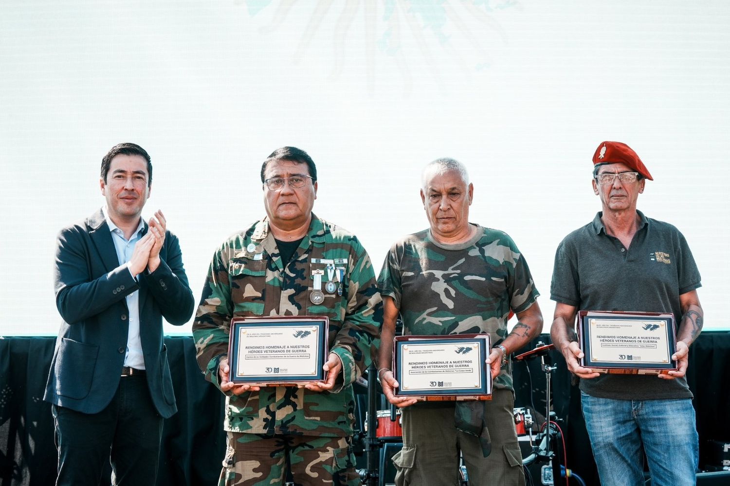 El intendente Leo Nardini encabezó el homenaje a los excombatientes.