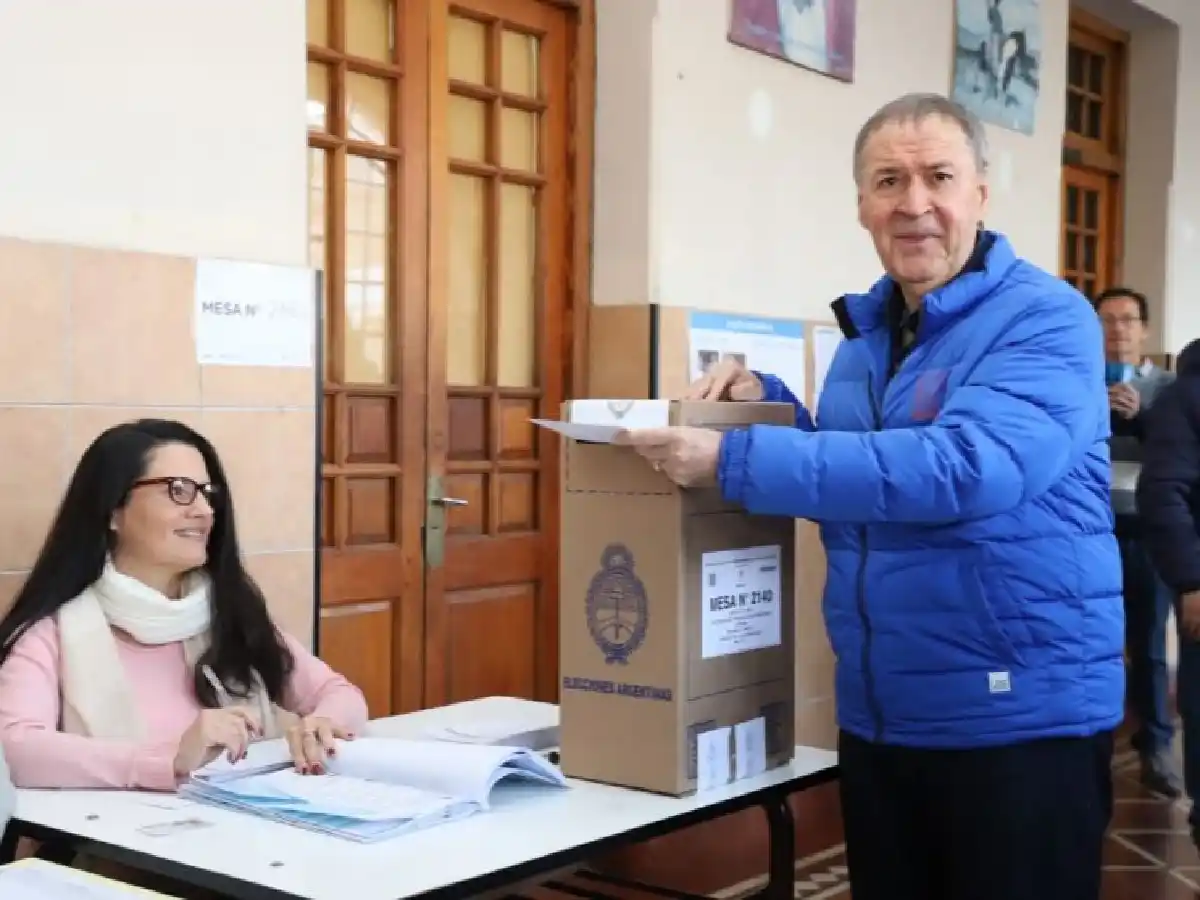 "Nosotros no queremos pararnos de ningún lado de la grieta", dijo Schiaretti luego de votar