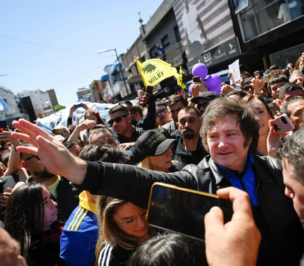 Milei, durante una de sus recorridas por la Provincia de Buenos Aires.