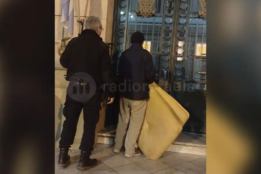 La roció con nafta y amenazó con prenderla fuego: quedó inmediatamente detenido