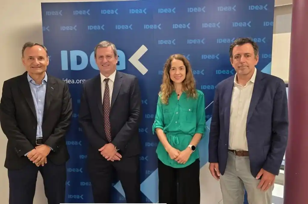 Fabián Kon (Galicia), Santiago Mignone (presidente de Idea), Luciana Poletti (directora ejecutiva de Idea) y Mariano Bosch (presidene del 61° Coloquio