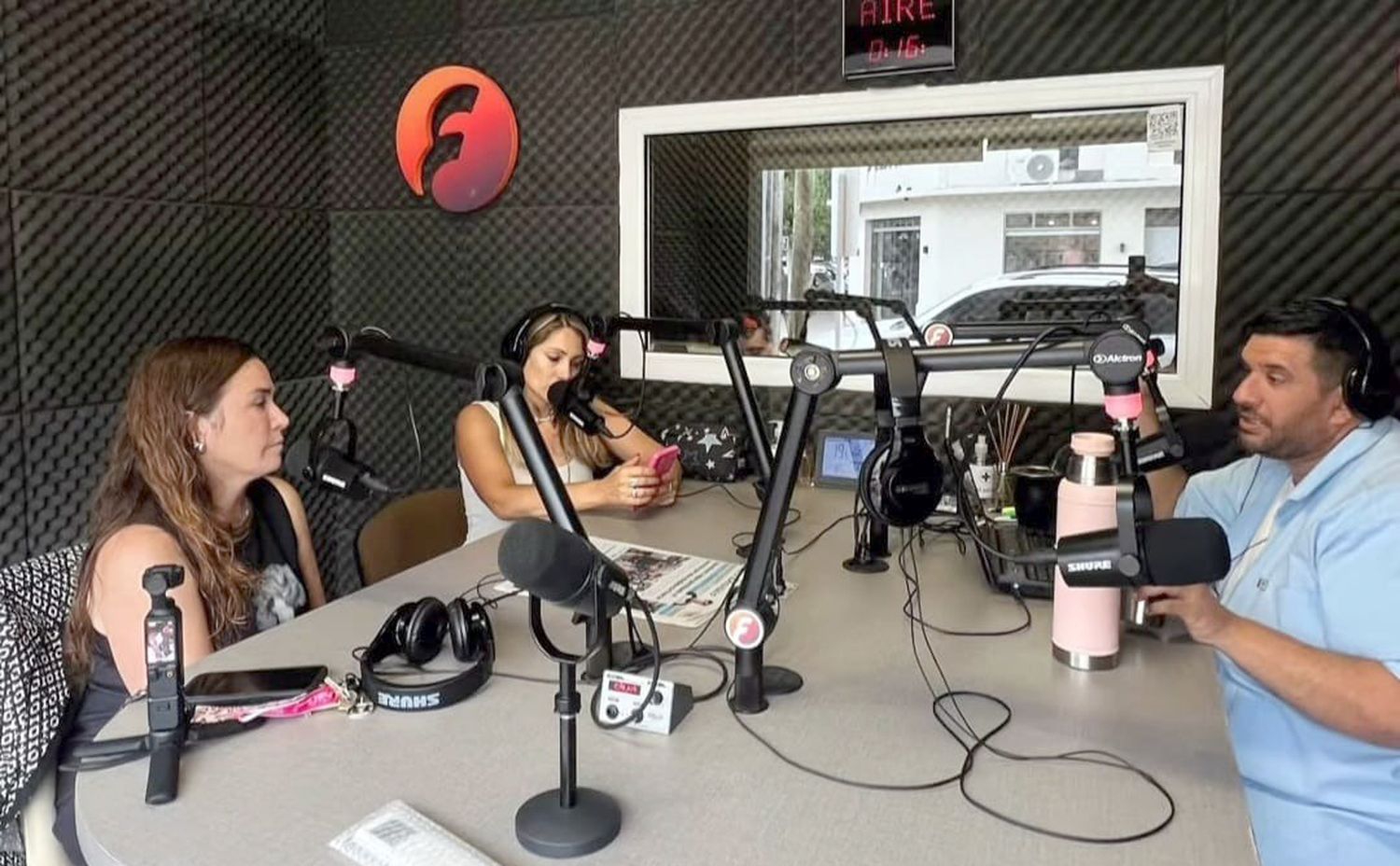 En Ecos Radio. La presidenta de Puerto Quequén, Jimena López, junto a los conductores de Desde Temprano, María Luz Argañaraz y Alejandro Beltrán