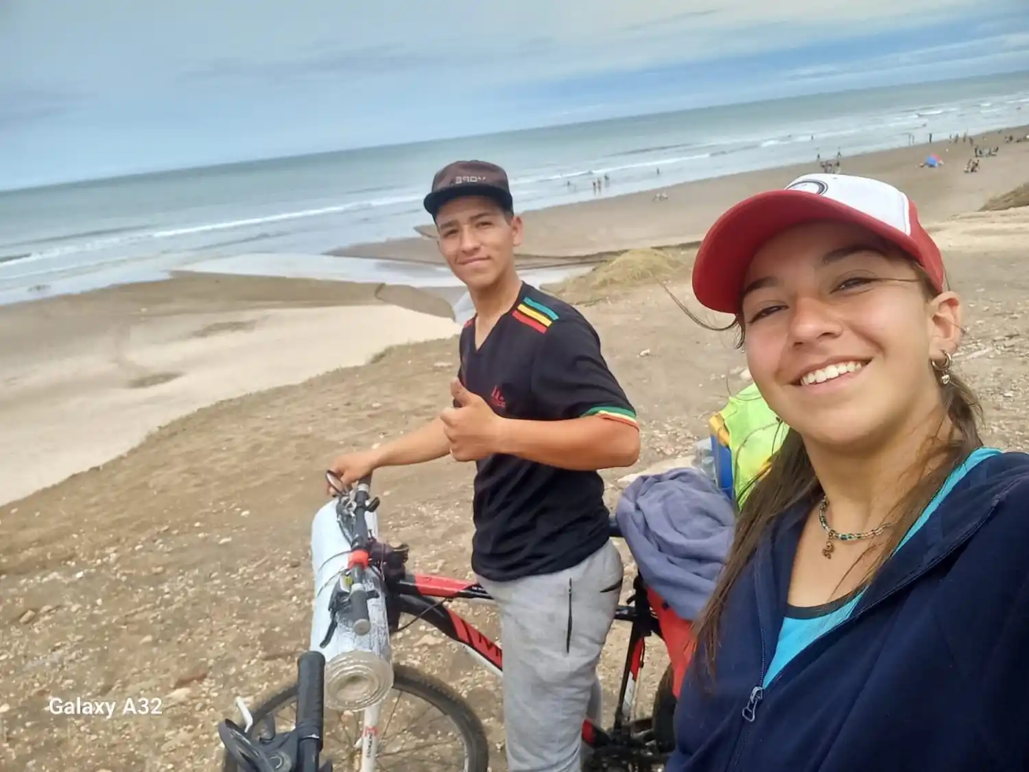 Los jóvenes en la playa