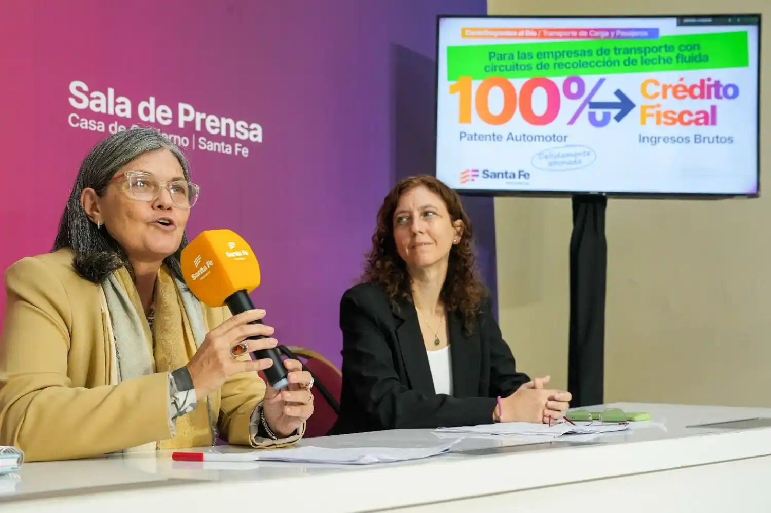 Las funcionarias en el momento del anuncio.