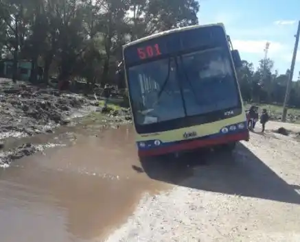 Un colectivo se quedó encajado en el barrio Santa Rosa del Mar