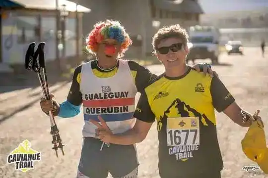 Junto a otro deportista-