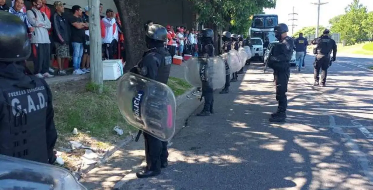 Detienen a un líder de la barra de River y secuestraron armas y drogas