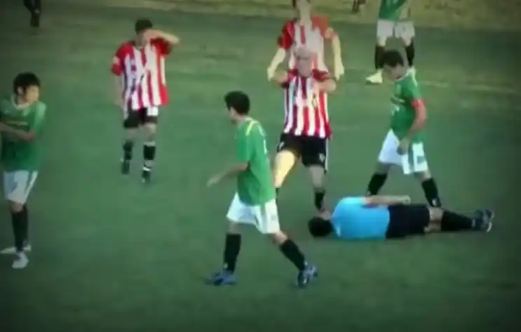 Video: El hermano de Facundo Roncaglia noqueó a un árbitro en la Liga de Chajarí 