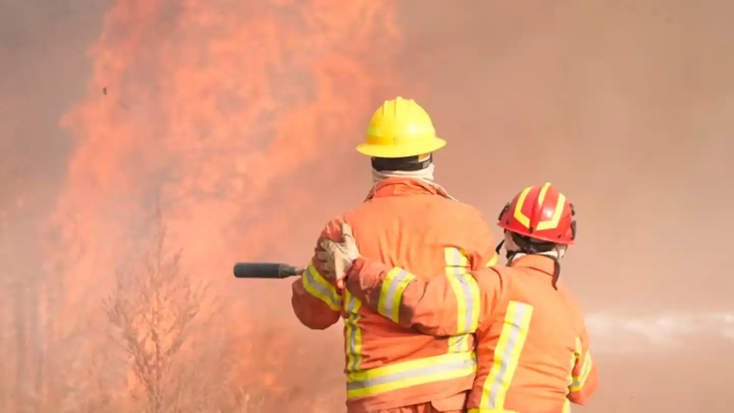 La ardua lucha contra las llamas continúa.