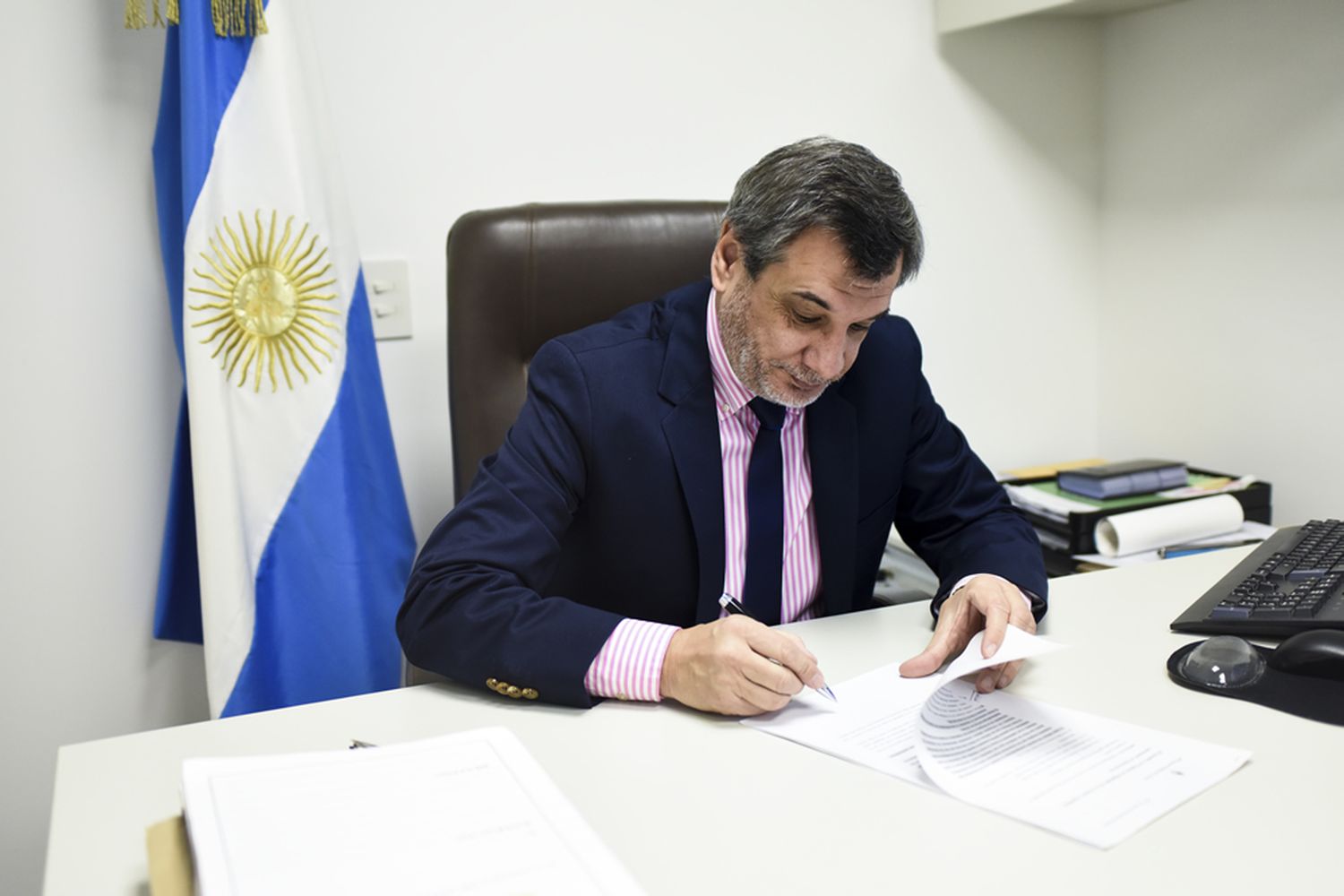 Diputado Buil busca que la propina pueda estar incluida en la factura final y se pueda pagar con tarjeta