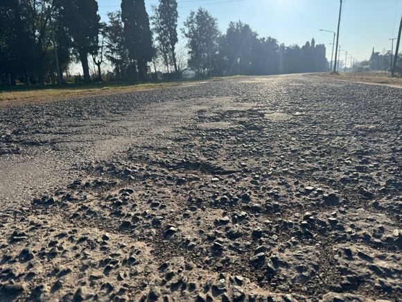 Camino al Aeroclub: pozos, asfalto deteriorado y peligro para los vecinos