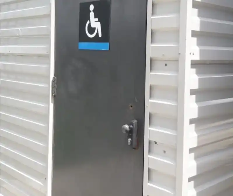 Vecinos de Varela reclaman por los baños del Tren Roca: Piden que abran todos los días en todas las estaciones