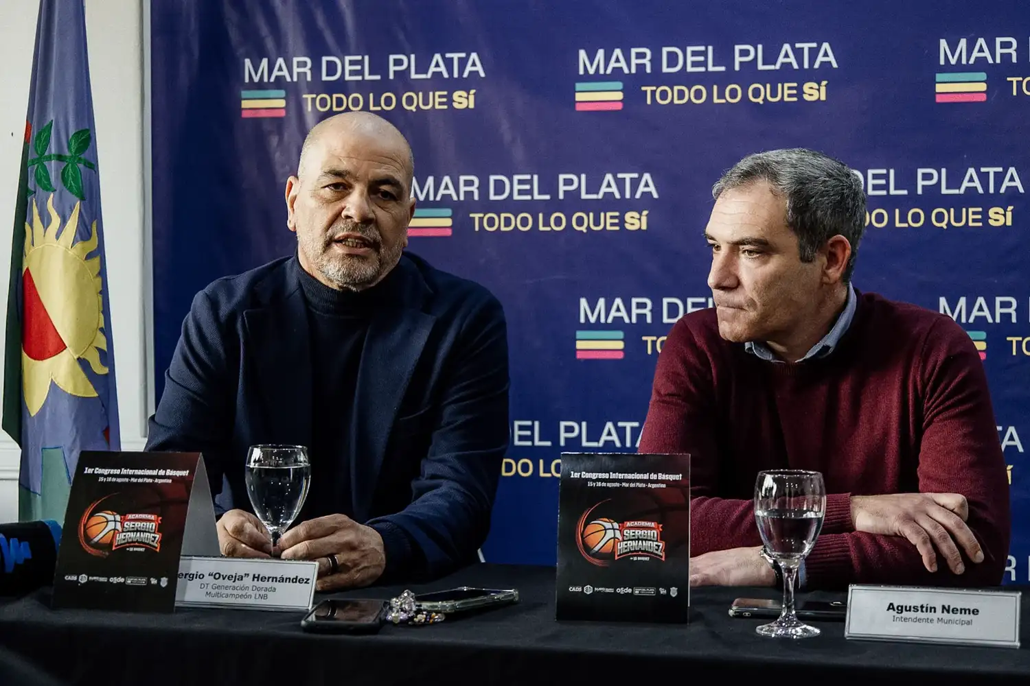 El ex entrenador de la Selección argentina Sergio “Oveja” Hernández y el intendente Agustín Neme participaron de la presentación.