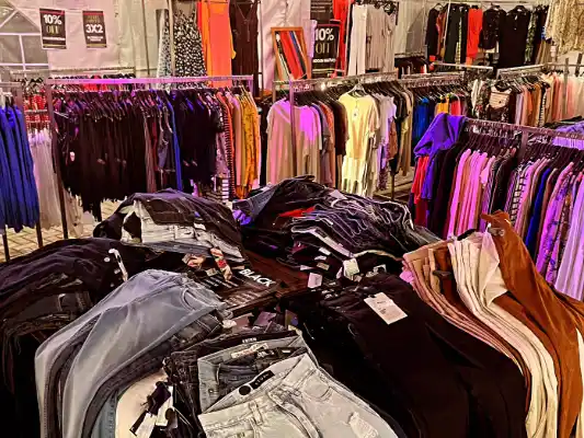 Con todas sus prendas premium a 10 mil o 20 mil pesos, este domingo se despide el Outlet Tandil