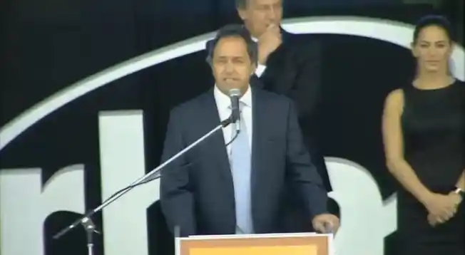 Scioli encabezó un encuentro de Arba y evitó hablar del paro docente