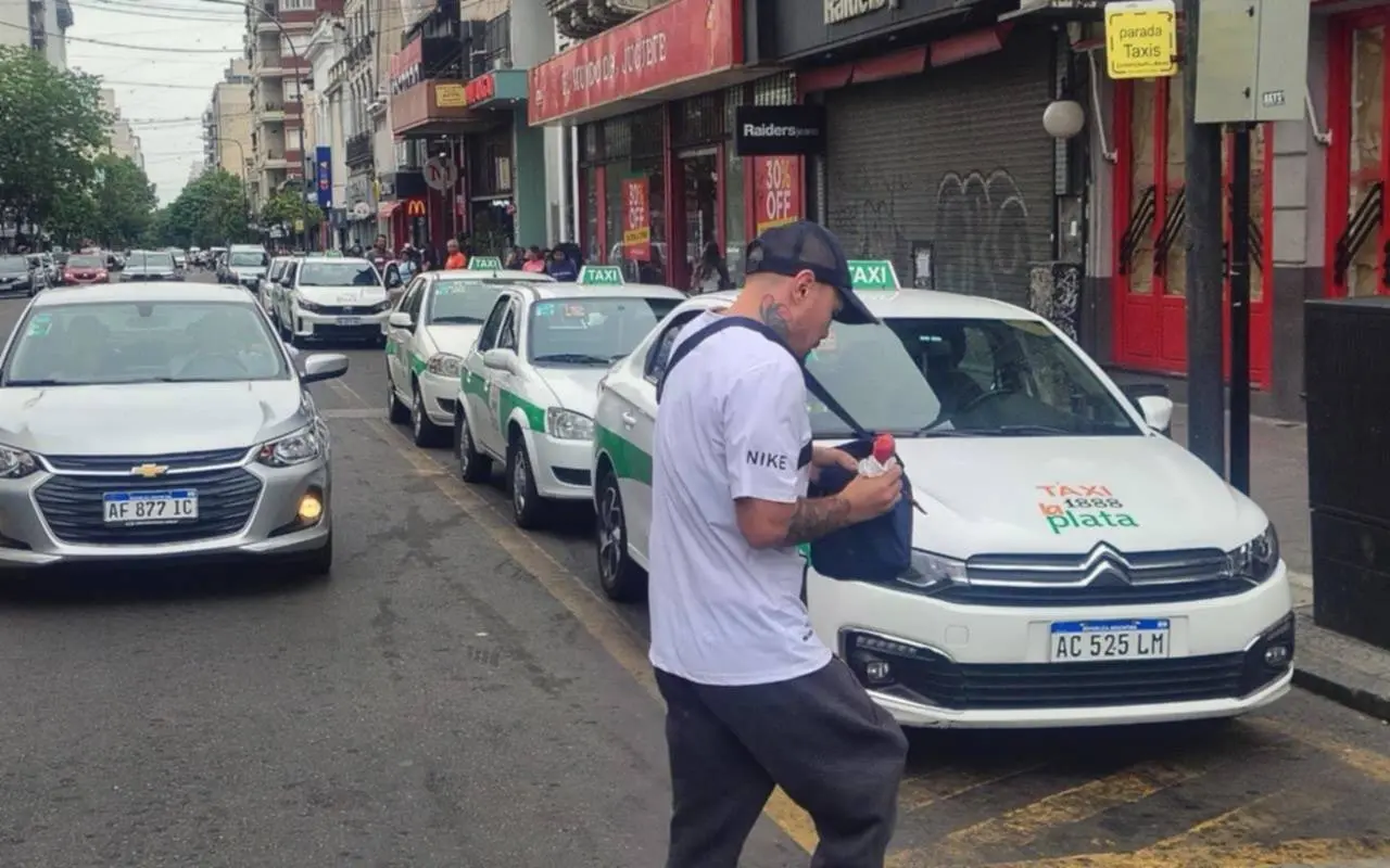 Los taxistas trabajan de Uber para llegar a fin de mes.