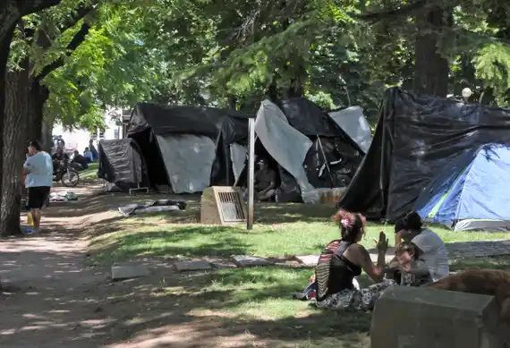 Persiste el acampe en la plaza y el operativo policial, pero se liberó parte de la circulación en la zona