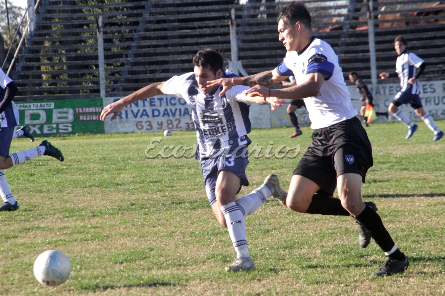Pelea por ganar la posición. Lucas Zupato ante Leandro Blanes