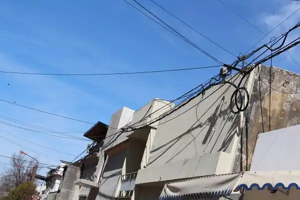 Deberán reemplazar los postes de madera por los de hormigón