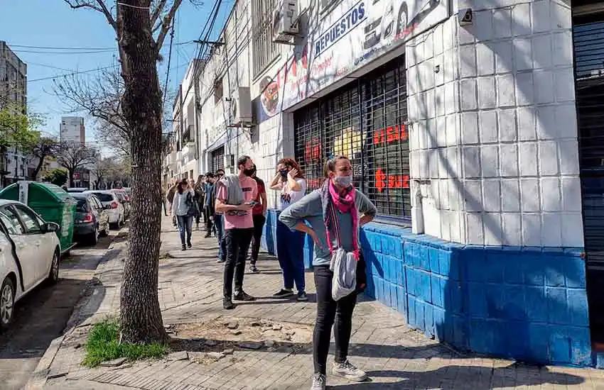 Largas colas para votar, demoras y malestar: extendieron el cupo de ingreso a las escuelas