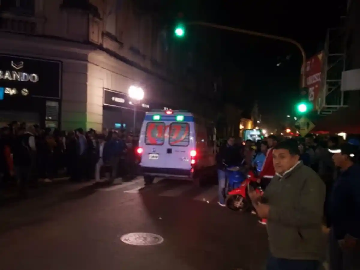 Al menos un muerto y un herido al derrumbarse un edificio en Tucumán