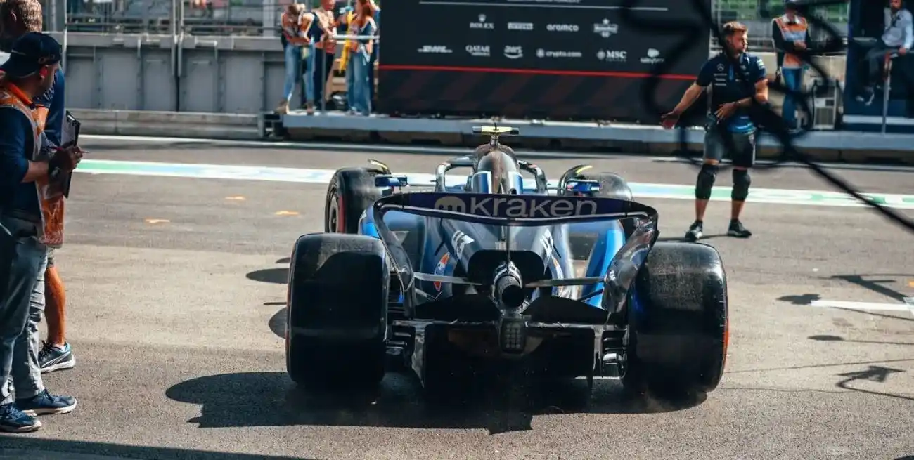 Una vez que los mecánicos repararon el auto, tras los daños provocados en el accidente, el piloto argentino fue ganando confianza en cada giro.