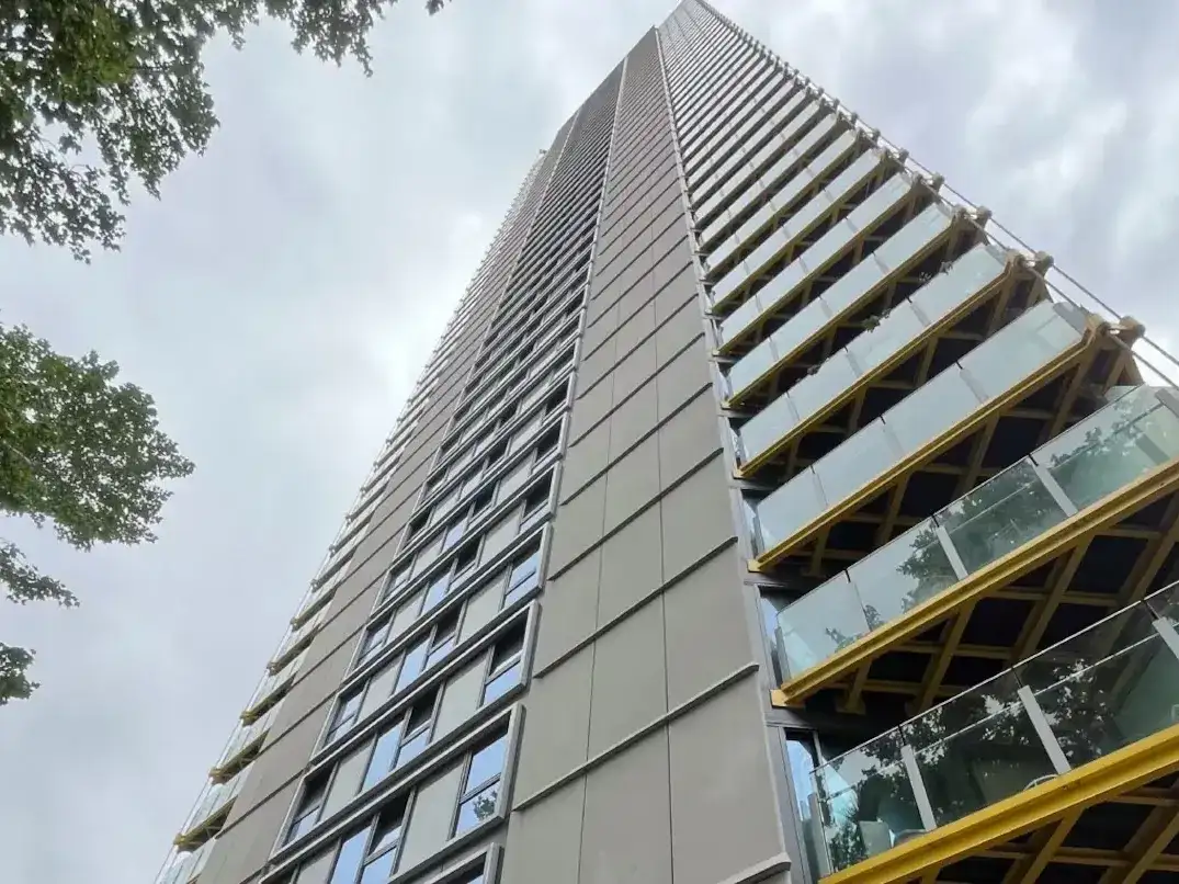 Conmoción en Londres: investigan la muerte de una pareja y su hijo de 9 años en un edificio residencial