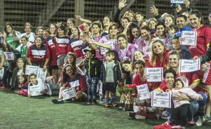 Más campeonas en el sintético