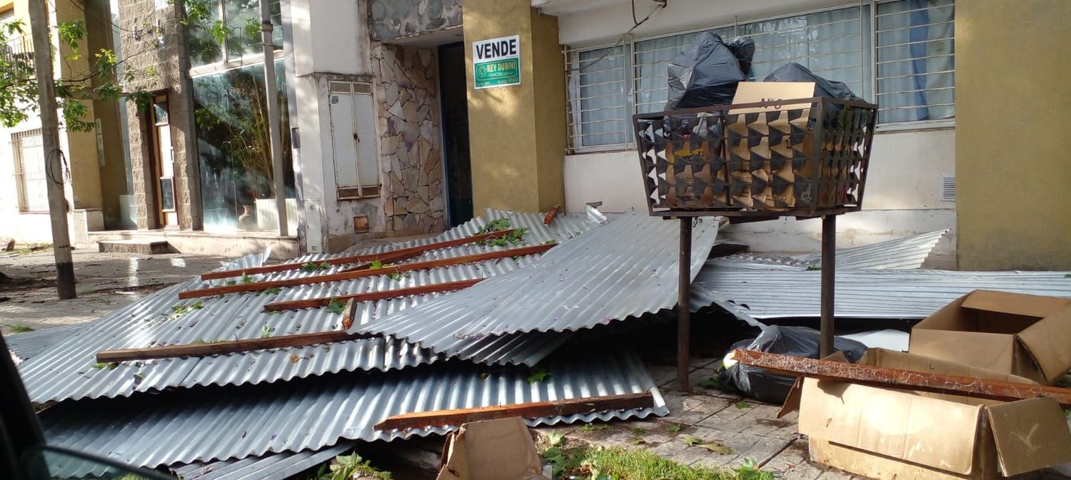 Por la tormenta se le voló el techo en Boulevard Moreno al 500: “Cuando quisimos acordar, mirabas para arriba y veías solo el cielo”
