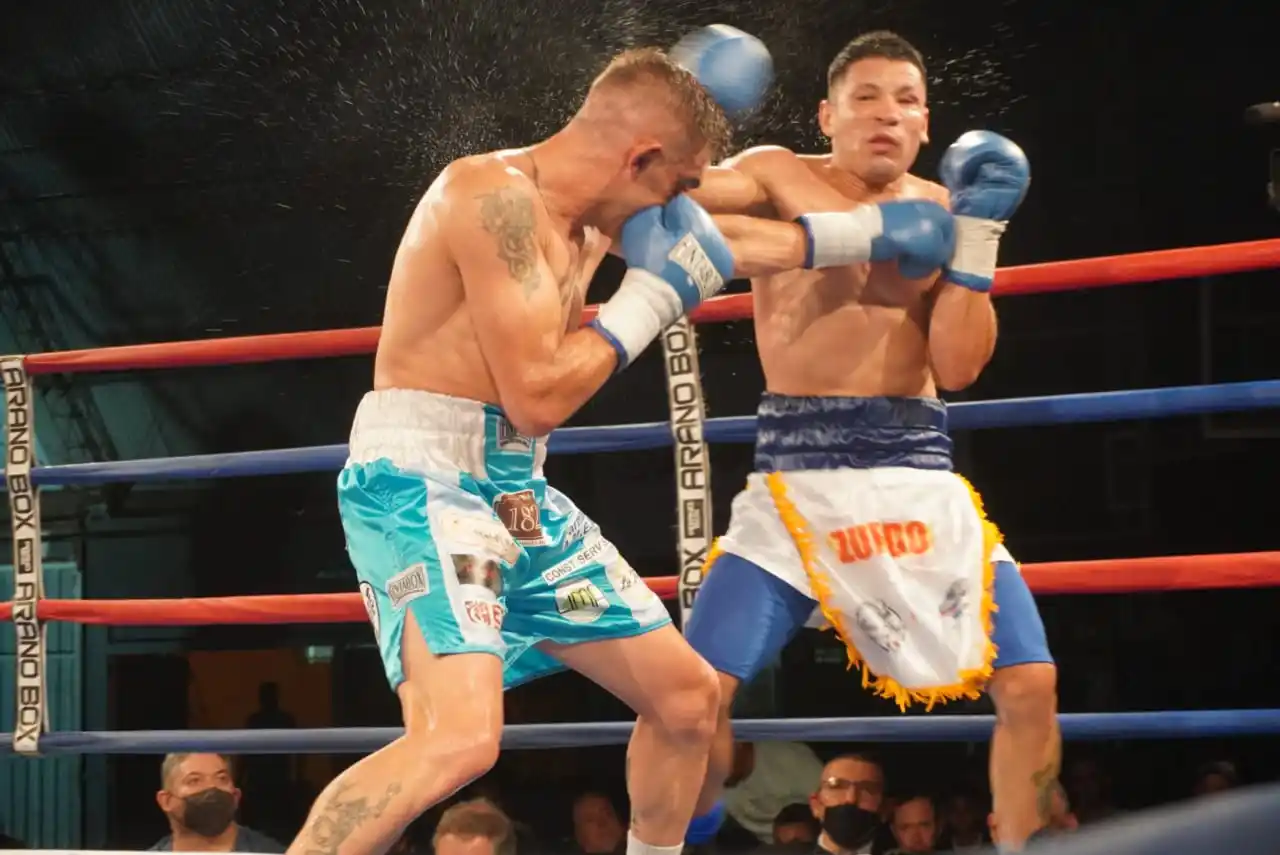 Rueda, impactando sobre Acosta, en su pelea más reciente.