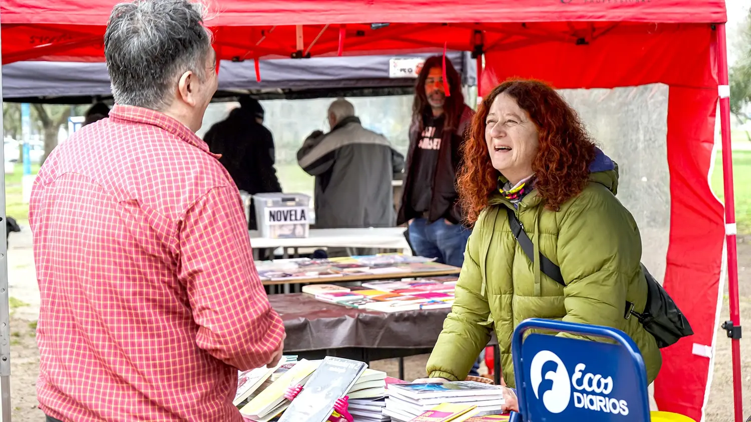 En la plaza. Hubo stands con libros, narraciones de cuentos y un espacio de Ecos Literatura