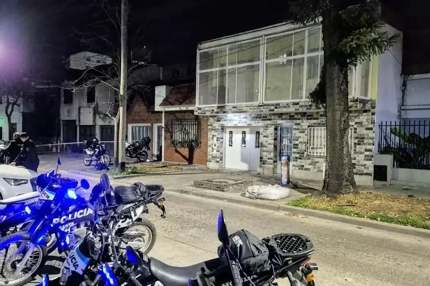 La policía preservó la escena del ataque en Rueda al 1800, barrio Hospitales. Foto: Marcelo Manera.