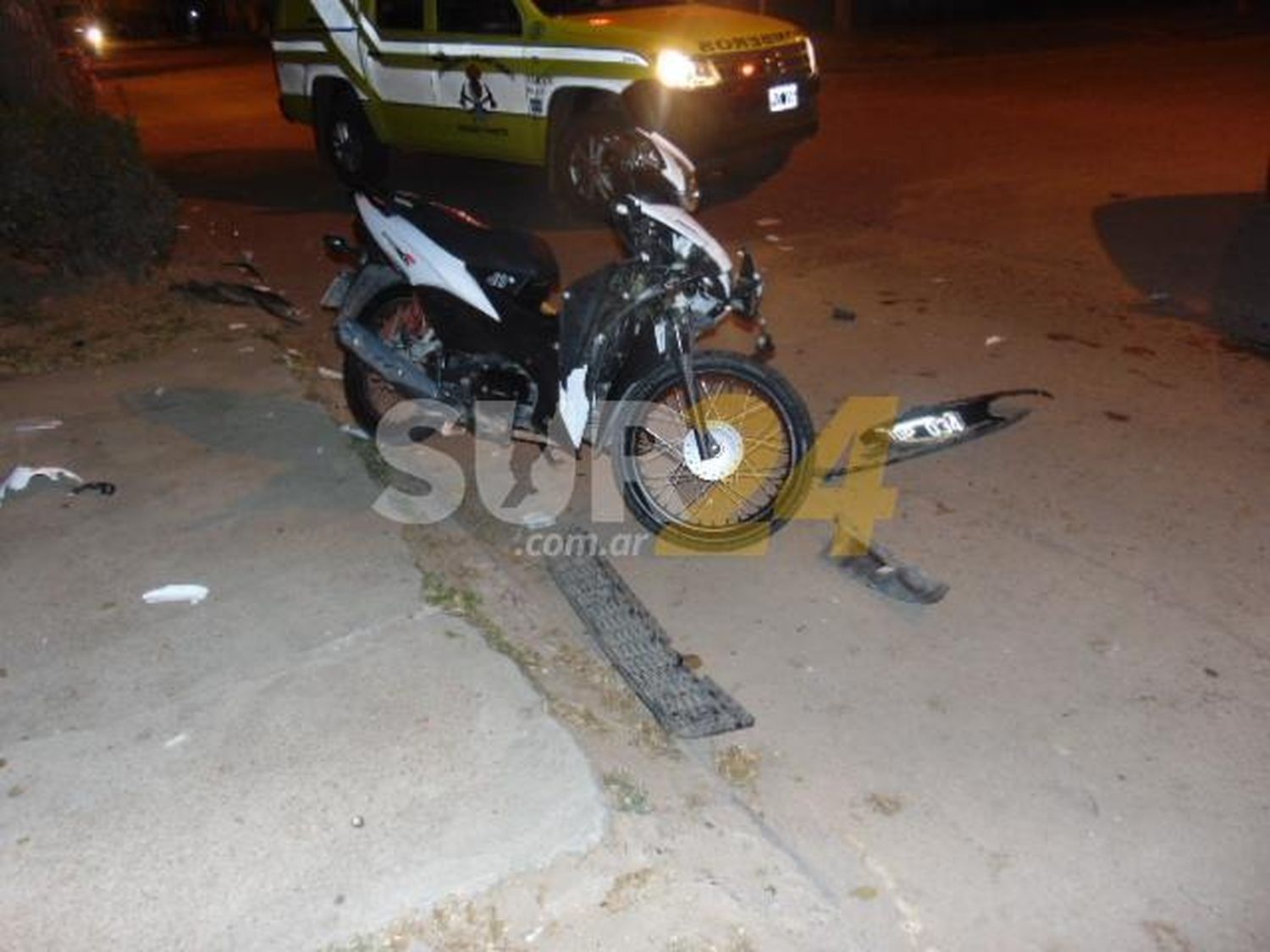 Motociclista hospitalizado tras chocar con un auto