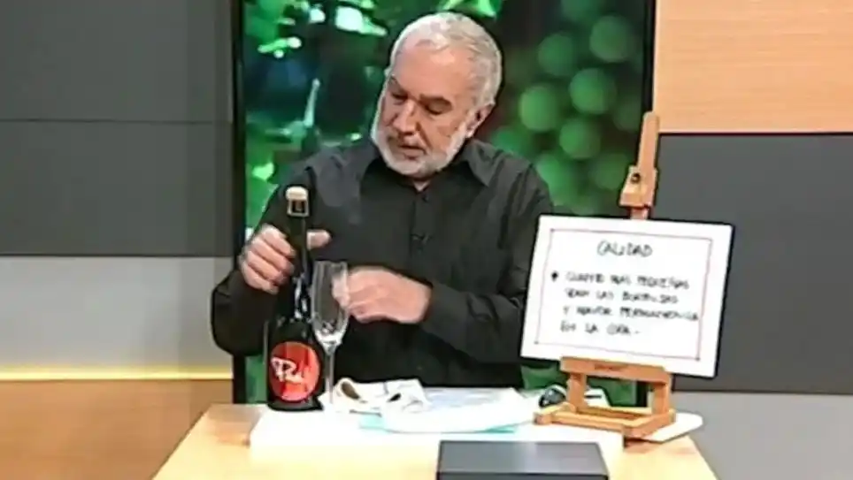 Quiso enseñar en televisión cómo descorchar un espumante, pero terminó empapado