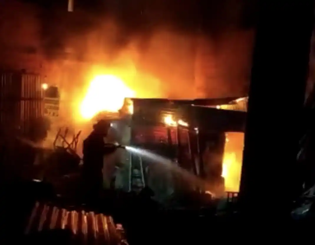Cortaron cables para robarlos y desataron un incendio
