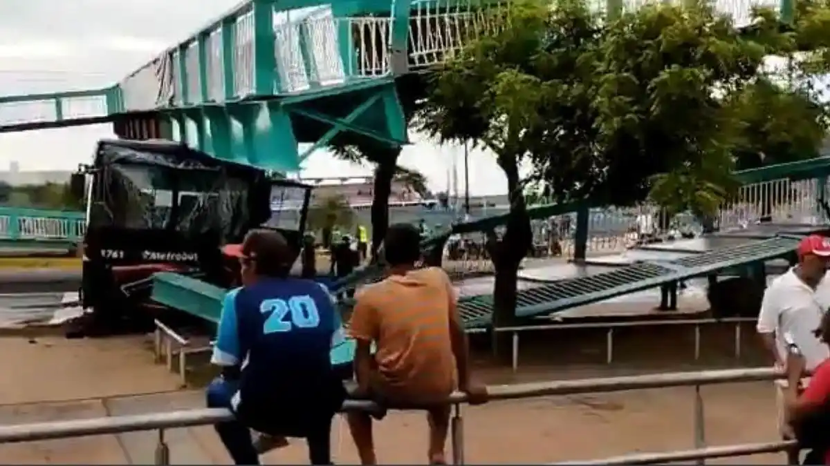 APARATOSO ACCIDENTE EN LA GUAIRA: Autobús Yutong derribó una pasarela ( Fotos)