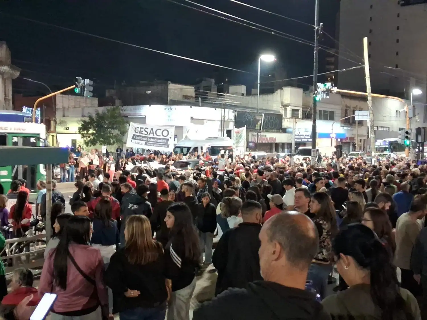 Vecinos, allegados y autoconvocados se congregaron en la plaza de Remedio de Escalada.