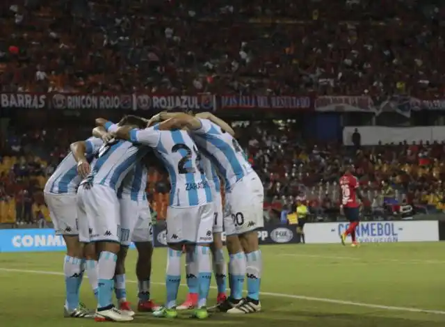 Racing se despertó a tiempo en Colombia y pasó a octavos