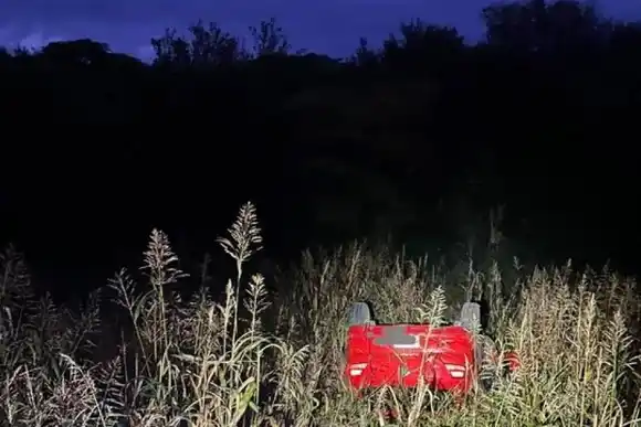 Se salvó de milagro: un joven perdió el control del auto y volcó en la RP N°1