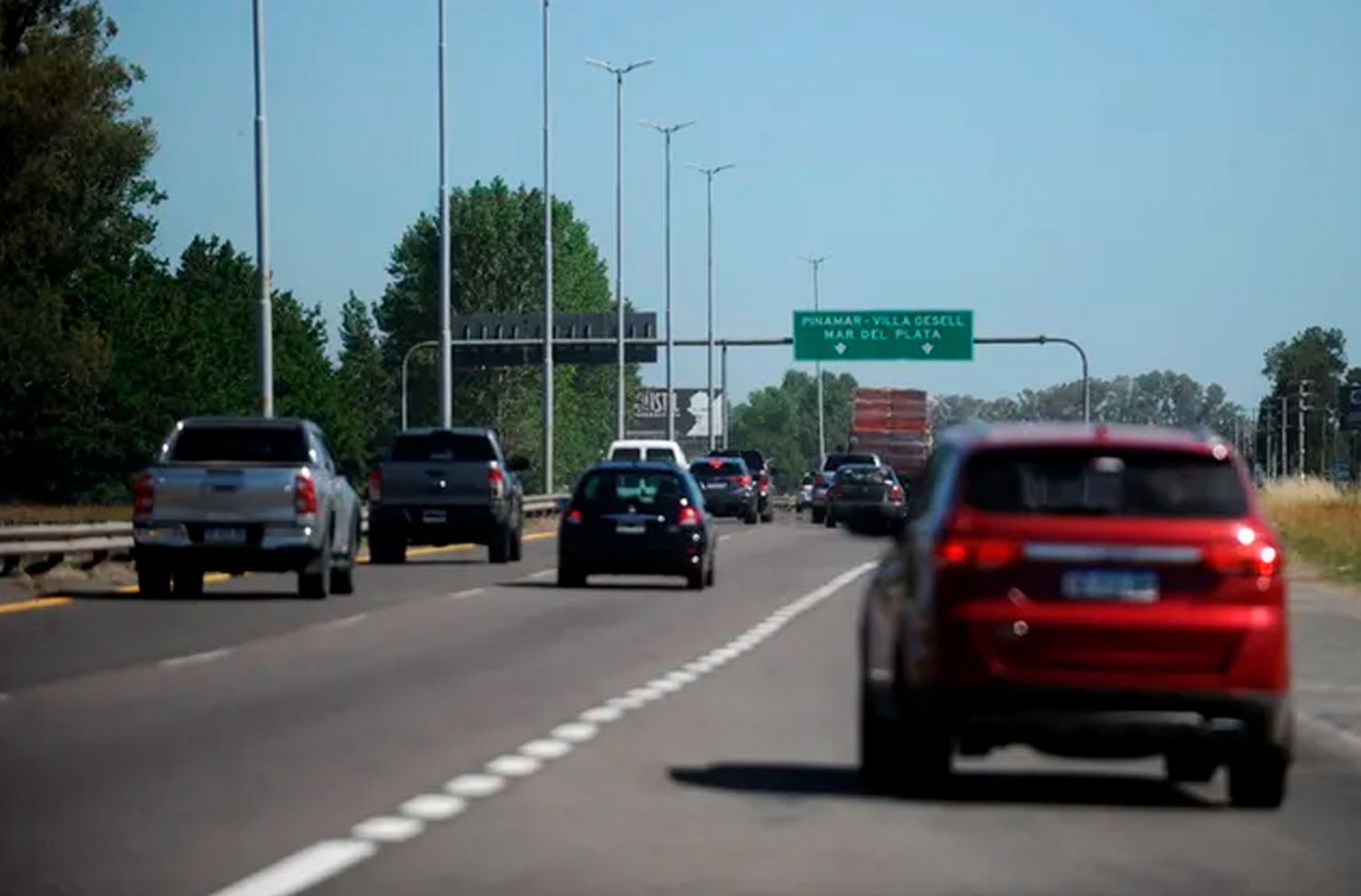 Casi 3500 autos por hora se dirigen hacia la costa en pleno recambio turístico