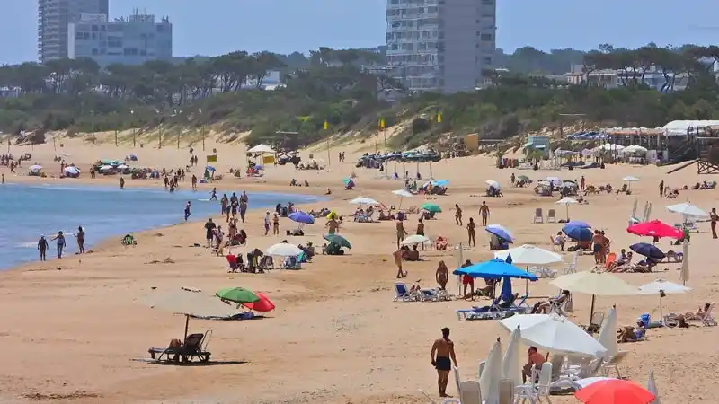 Uruguay registró una caída del 6% de turistas argentinos en el comienzo de la temporada 2024