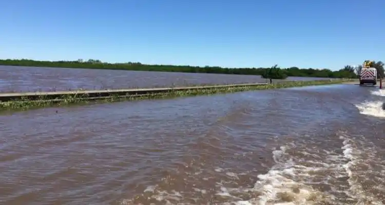 Por el desborde del Río Areco, cortaron la Ruta 9