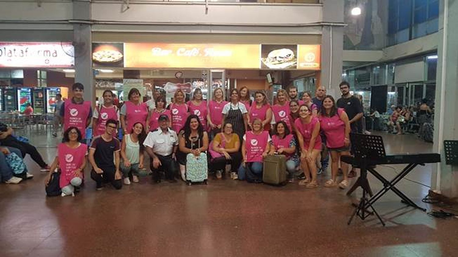 Pasajeros de la terminal se sorprendieron con una actuación espontánea