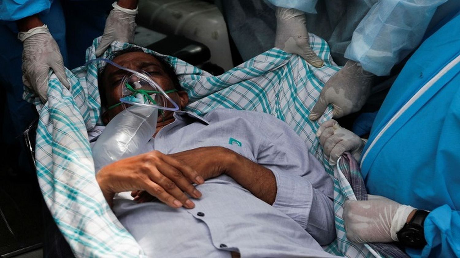 ¡MUERTE Y DESESPERACIÓN EN LA INDIA! La COVID-19 cobra miles de víctimas a diario