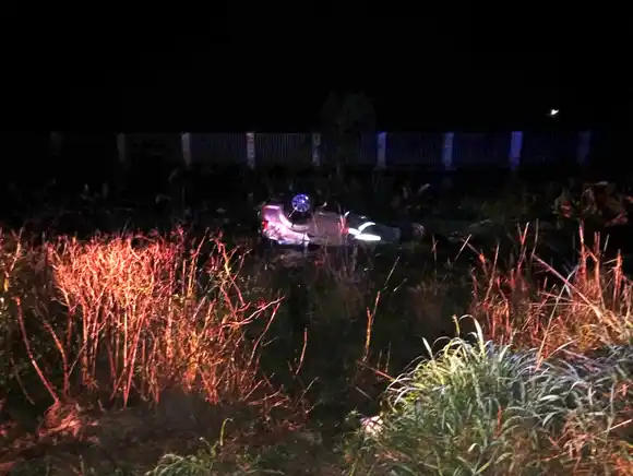 Un auto volcó en la Ruta 11 y quedó en la banquina sumergido en el agua