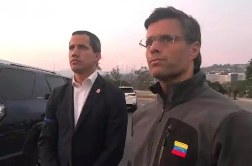 El opositor Leopoldo López fue liberado de su arresto domiciliario y apareció junto a Juan Guaidó