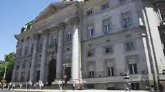 El Gobierno decretó la transformación del Banco Nación en sociedad anónima